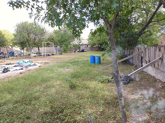 4th image of 1206 Clamp Ave