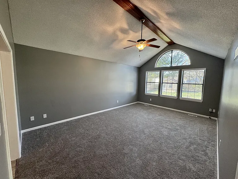 1412 SW Highland Dr — Photo 2