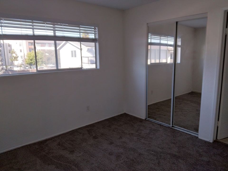 BEDROOM /MIRRORED WALK IN CLOSET
