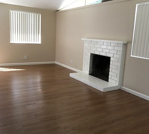 Spacious living room w/fireplace