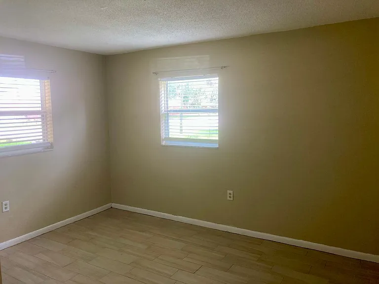 115 NW Crystal St — Photo 6