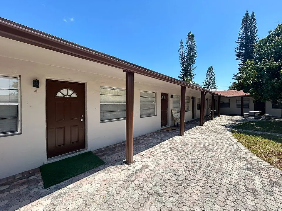301 NW 35th Ct