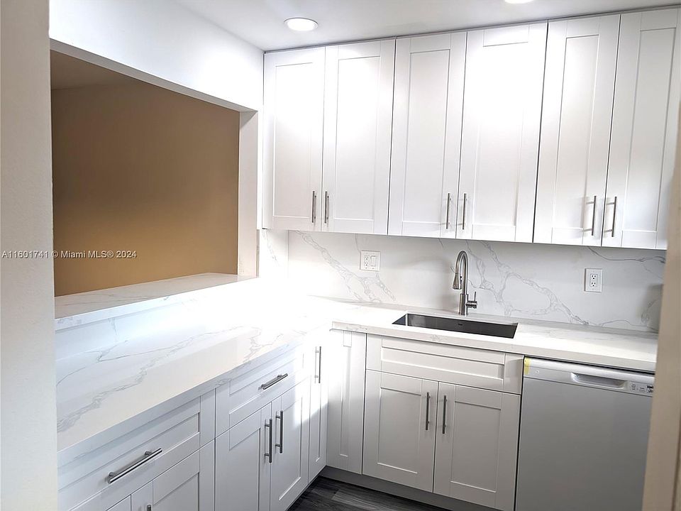1st image of 206 Oxford Pl