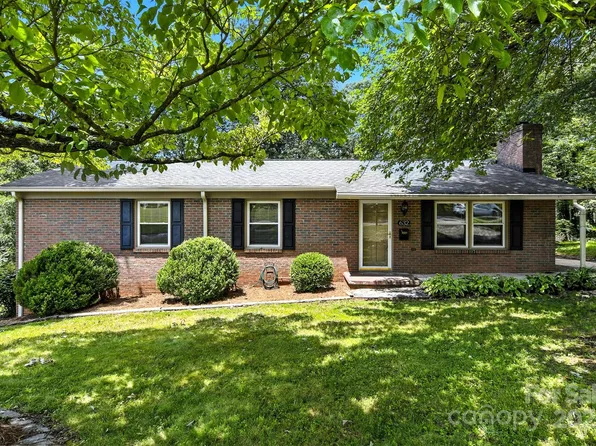 632 7th Avenue Pl SE, Hickory, NC 28602