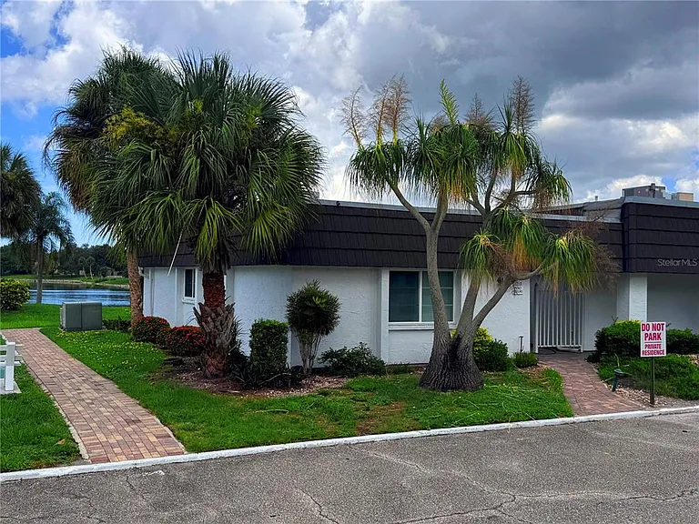 1213 Glen Oaks Dr E — Photo 1