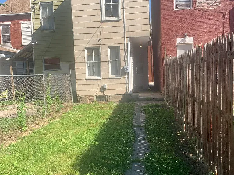 144 E Maple St — Photo 2