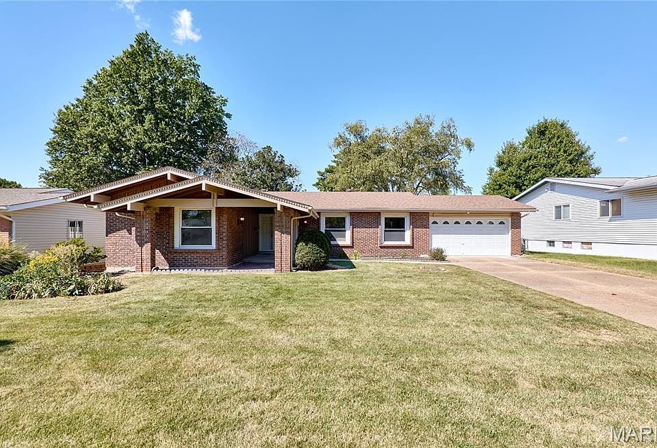 7565 English Coach Ln, Hazelwood, MO 63042 | Zillow