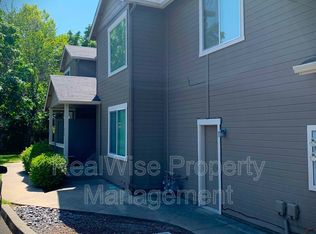 820 NE 8th St, Grants Pass, OR 97526
