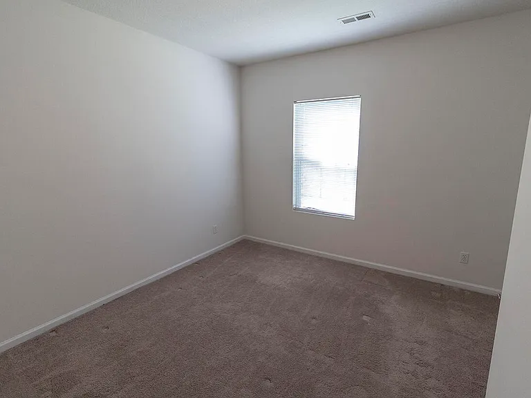 3402 E Saint Charles Rd — Photo 22