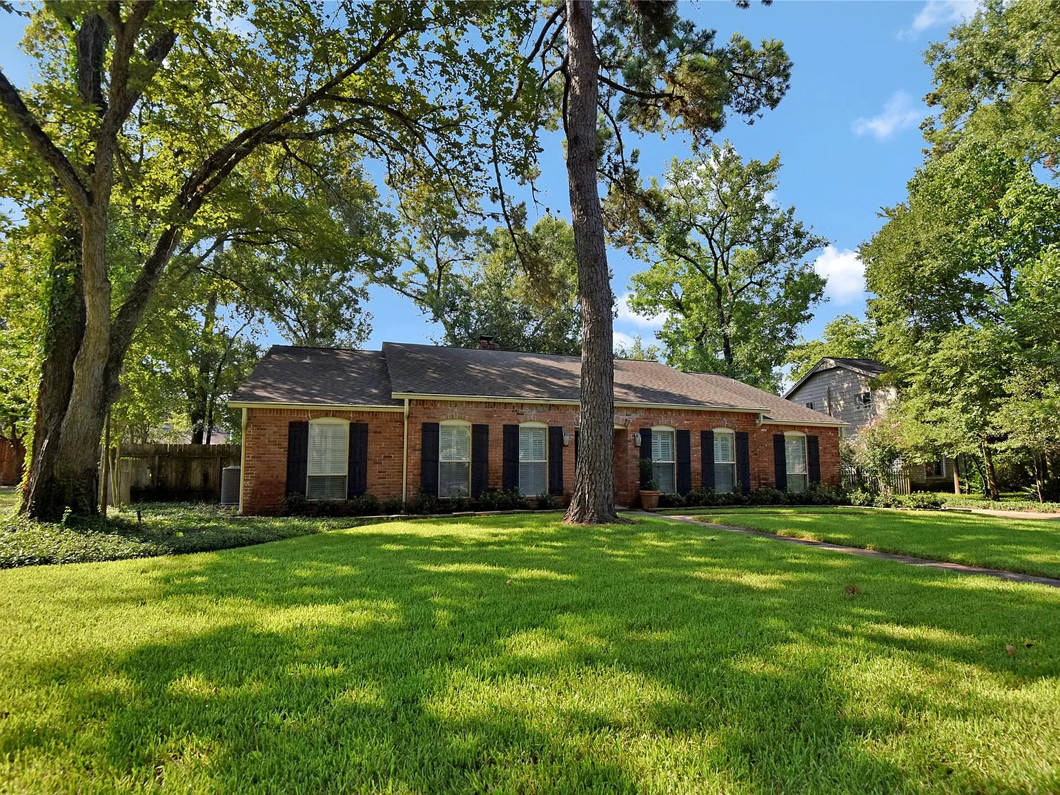 4 bed, 2.5 bath, 2364 sqft, $3,900 — Photo 3