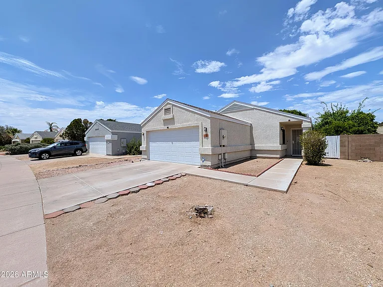 2824 W Angela Dr — Photo 2