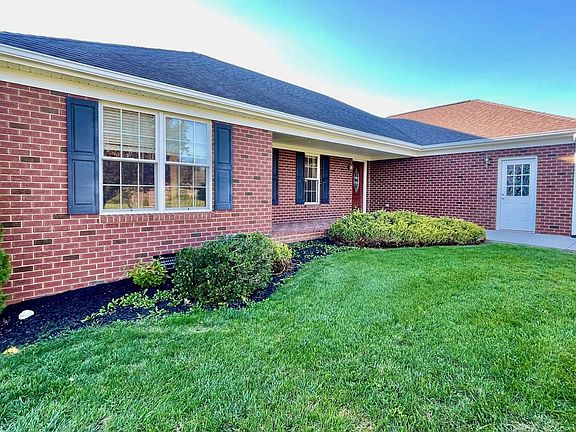 2nd image of 36 Lynn Cir