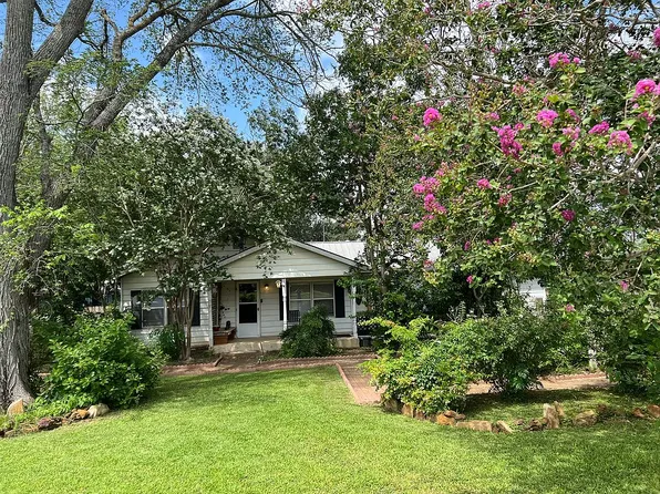 405 S 2nd St, Stockdale, TX 78160