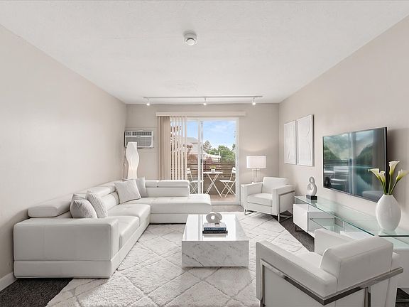 2nd image of 815 S Lincoln St APT 112