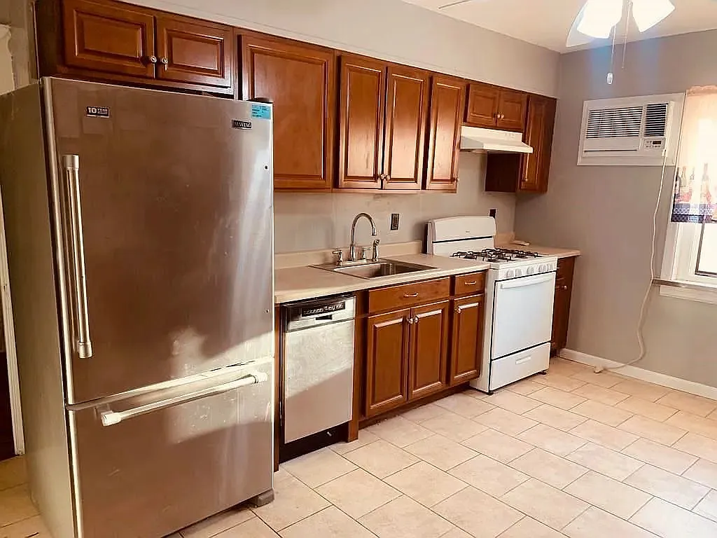 Building Photo - 22 E 34th St #2