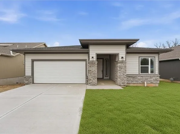 20683 Skyview Ln, Spring Hill, KS 66083