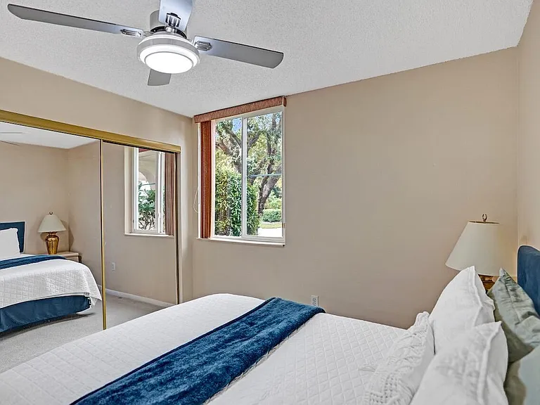 107 Half Moon Cir #H1 — Photo 35