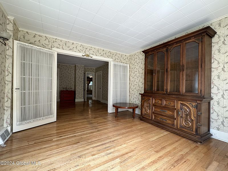 3rd image of 8 Hunter Street
