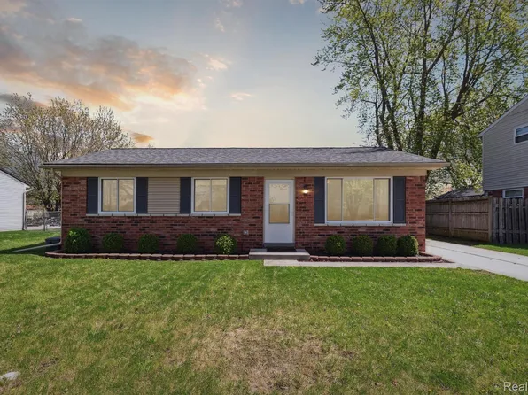 29701 Cambridge St, Flat Rock, MI 48134