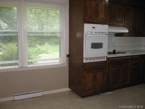 4th image of 727 Crestwood Ave