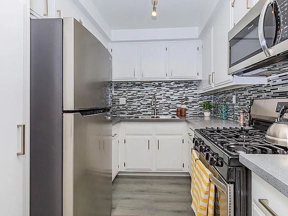 1 BEDROOM REMODELED KITCHEN
