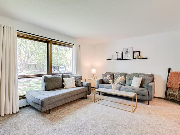 4th image of 2565 Bayberry Ave