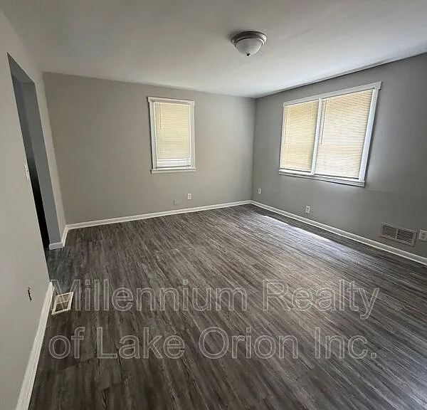 735 E Milton Ave — Photo 4