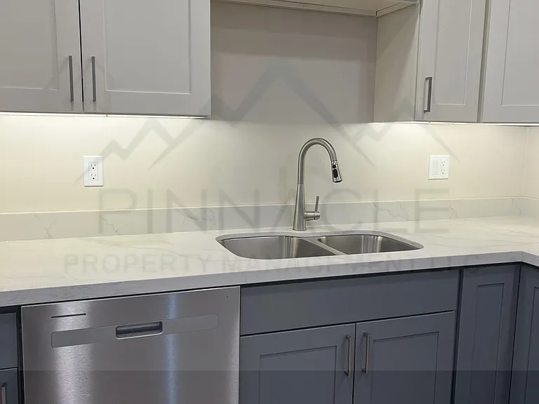 1001 W Yakima Ave #5 — Photo 4