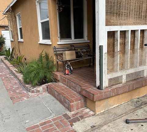 4th image of 717 W 77th St