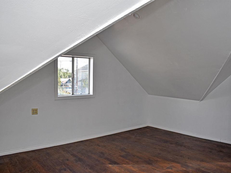 2nd image of 933 E Santa Paula St #E