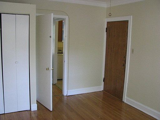 2nd image of 2900-04 N Laramie Avenue W George St #2-2902