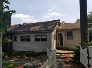 15 Weaver House Cove Rd, Andover, NJ 07821