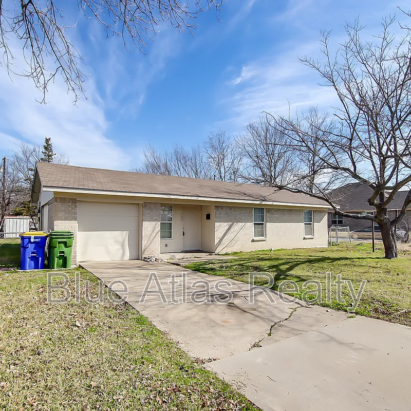 3 bed, 1.0 bath, 945 sqft, $1,595 — Photo 1