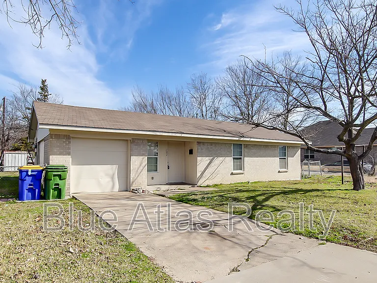 702 Catherine Ln — Photo 1