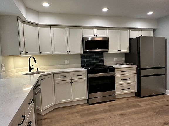 3rd image of 211 Elgin Ave APT 4A