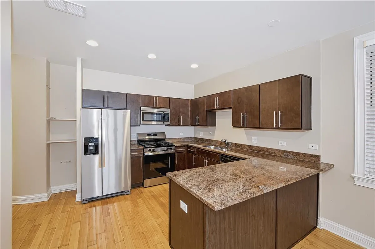3 bed, 2400 sqft, $3,300 — Photo 4
