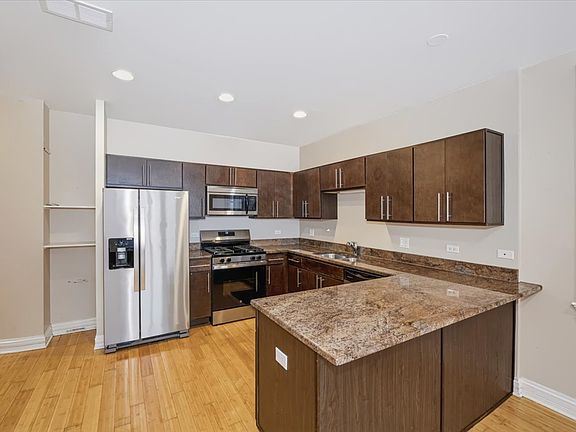 4th image of 2425 W Arthington St #1