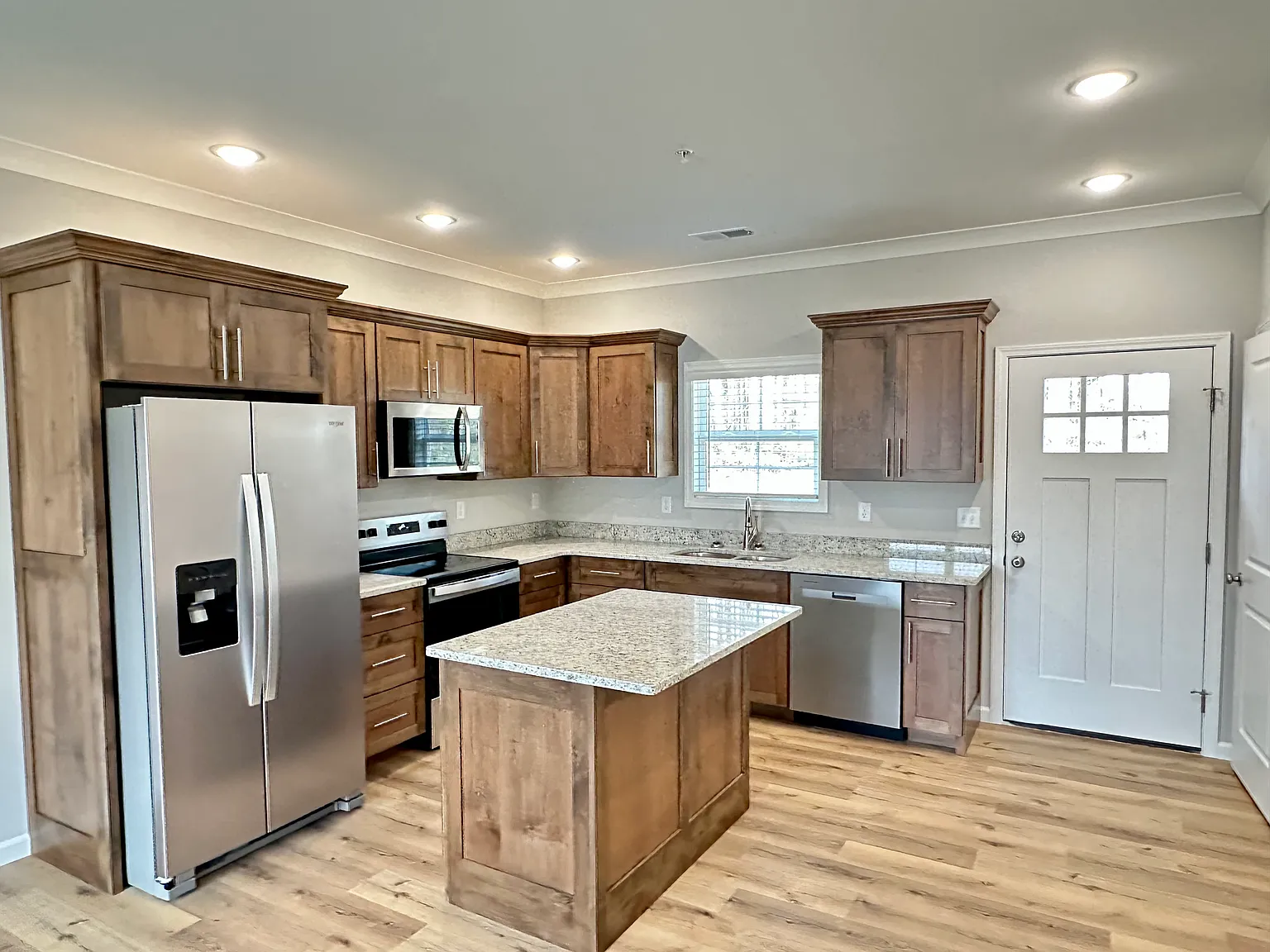 1 bed, 900 sqft, $1,200 — Photo 3