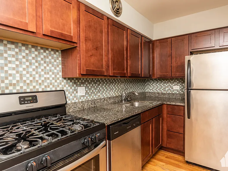 450 W Barry Ave — Photo 8
