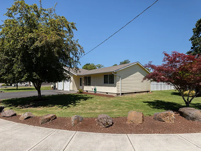 300 N Vernonia Rd — Photo 10