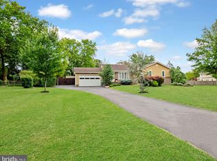 4 Cherokee Dr, Pennington, NJ 08534