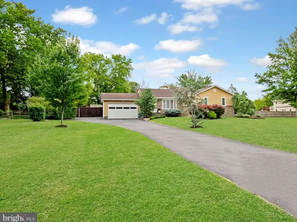 4 Cherokee Dr, Pennington, NJ 08534