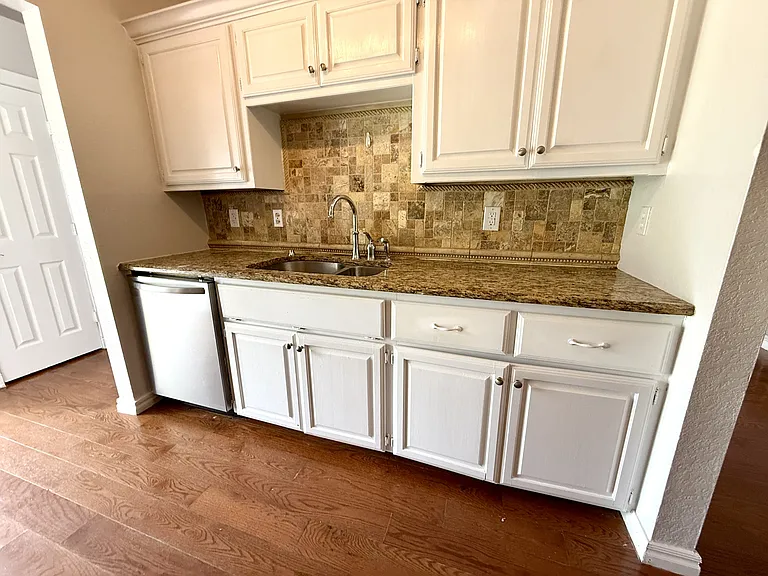 427 N Rockford Pl — Photo 2