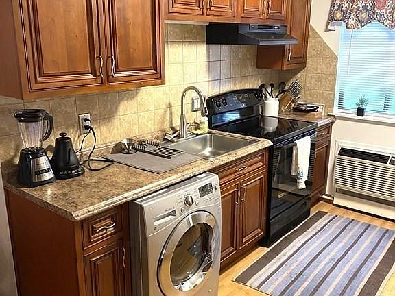 4th image of 82 S Maple St APT 37