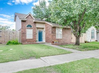 2138 Briarcliff Dr, Moore, OK 73170