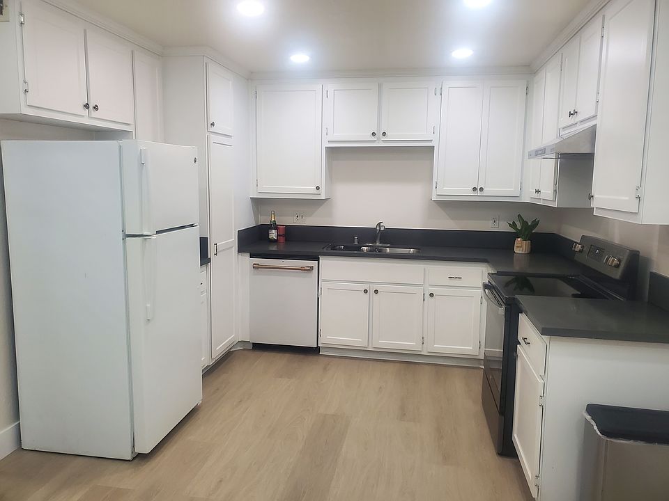 Spacious Kitchen with new Cafe dishwasher