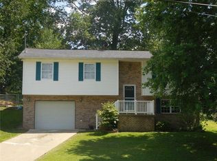 94 Pinewood Rd, Elkview, WV 25071
