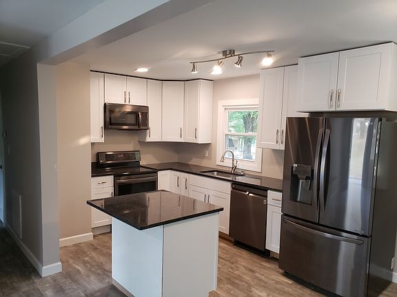 3rd image of 2335 Maplewood Dr