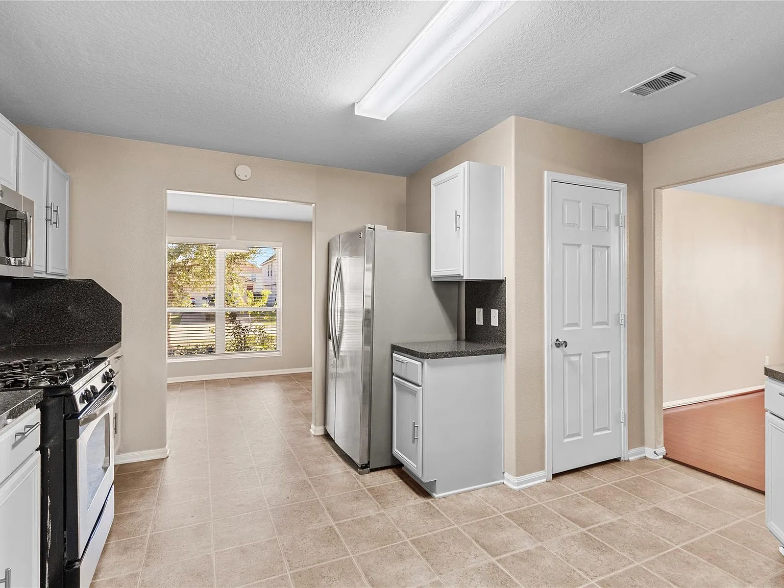 5 bed, 3.0 bath, 2500 sqft, $2,650 — Photo 2