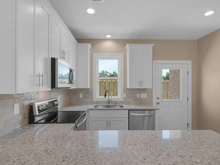 431 Adams Ave — Photo 9
